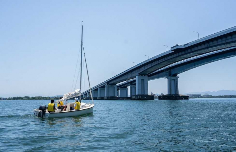 帆船體驗可看到熱門打卡點「琵琶湖大橋」，以及隨著季節變化的不同美景。