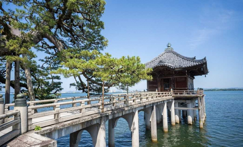 浮御堂從寺院通往琵琶湖畔的石橋盡頭設有佛堂，因佛堂浮在湖面上而得名。