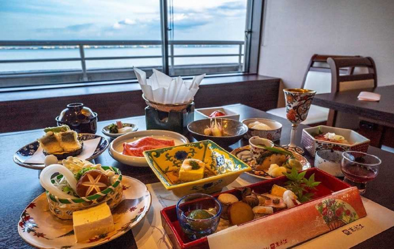 來到「琵琶湖大飯店・京近江」除了體驗雄琴溫泉，也別錯過日式會席料理。