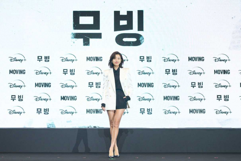 韓孝周在劇中飾演趙寅成的妻子。（圖／Disney+ 提供）