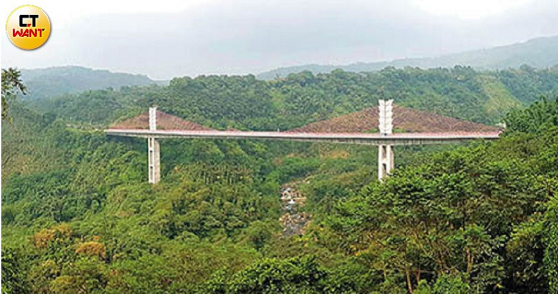 地標「小半天高架橋」為台灣最高脊背橋，全長370公尺，造價4.7億元。（圖／于魯光攝）
