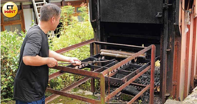 「南屏湖休閒農場民宿」主人正在準備炭燒大竹筒餐。（圖／于魯光攝）