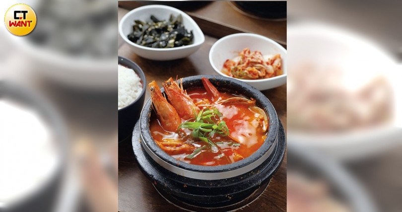 「海鮮豆腐鍋」靠自製的韓式醬料和泡菜，讓饕客辣得夠勁。（330元）（圖／于魯光）