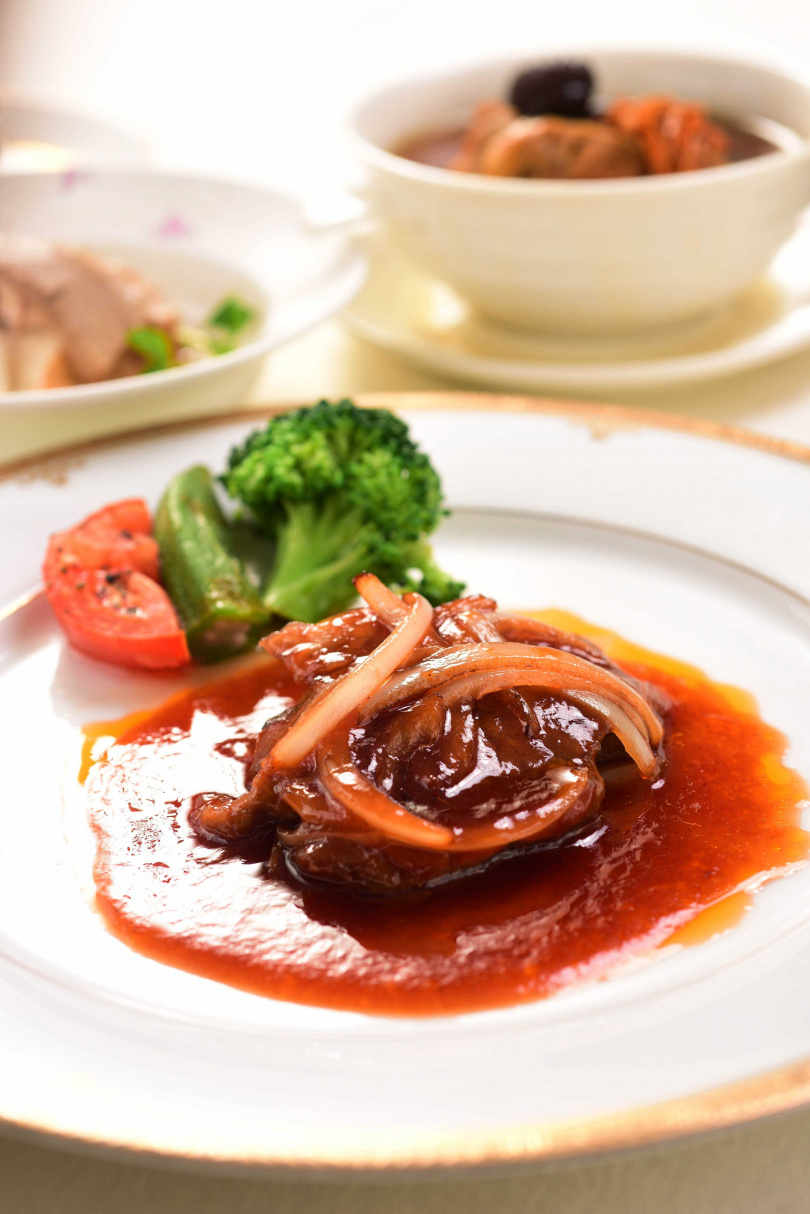 除了龍蝦外，此次的「中式煎牛柳」特選牛菲力部位，以中式茄汁醬拌炒，超對味！
