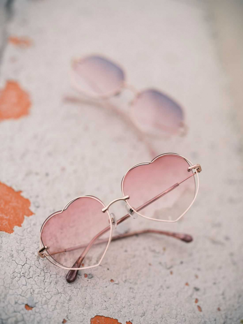 JINS《花漾系列》推出墨鏡及光學眼鏡款式，以高明度的粉嫩色系，帶出滿滿春天感。