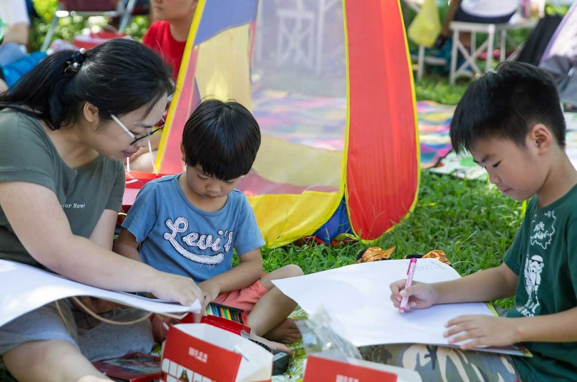 暑假親子陪伴高峰期，建議以愛的鼓勵作為陪伴溝通方式，每週至少四天以上、每天至少一小時外，帶孩子多從事可共同完成之親子活動，如繪畫、聊天或戶外活動等（圖／品牌提供）