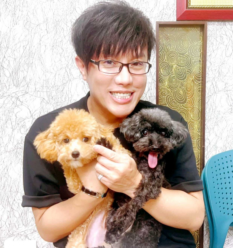 由於工作忙碌，馮偉傑把兩隻貴賓犬交給姊姊照顧。（圖／馮偉傑提供）