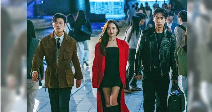 朴敏英（中）、朴喜洵（左）和朱鐘赫組成高智商詐騙團，專門針對社會惡霸下手。（圖／Hami Video提供）