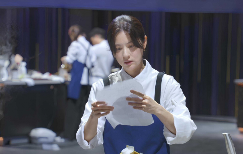 廚助林予晞在製作吉拿棒時出現「重大失誤」。(圖/華視提供)