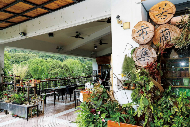 「若蘭市集&山坡咖啡」是咖啡店與販售在地農產品的複合式空間。（圖／焦正德攝）