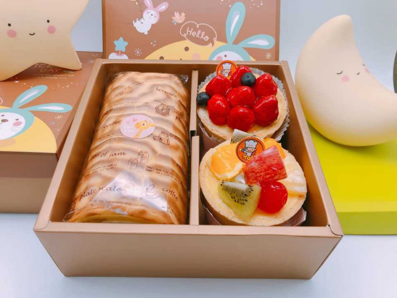 虎皮蛋糕彌月禮盒含招牌虎皮蛋糕、乳酪草莓塔和乳酪水果塔--TOP烘焙房提供。