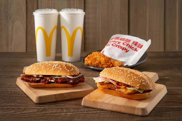 麥當勞復刻經典BBQ雙堡：「板烤鷄腿堡」與「烤汁豬排堡」，3月23日起至4月19日止限期上市。