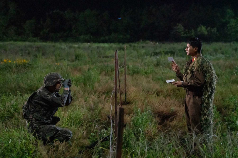 高庚杓（左）與李伊庚（右）分飾南北韓大兵，為一張飄向北方的樂透頭彩爭破頭。（圖／采昌國際多媒體提供）