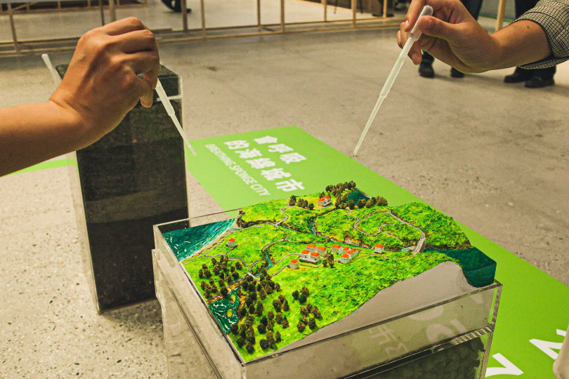 我家地板會吸水_位於「永續發展」展區的「會呼吸的海綿城市」立體模型區，可讓民眾動手操作簡單的小實驗，了解台北神奇的吸水能力。