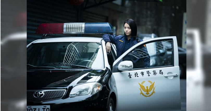 飾演兩光警察的宋芸樺表達強烈抗議，認為是被導演林冠慧喚起的爆笑基因。（圖／愛奇藝國際站提供）