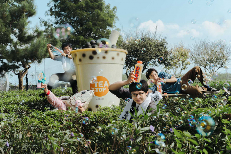 「TEA TOP第一味」將在1/14至3/31和台語搖滾唱樂團「拍謝少年」推出一系列聯名商品優惠活動！