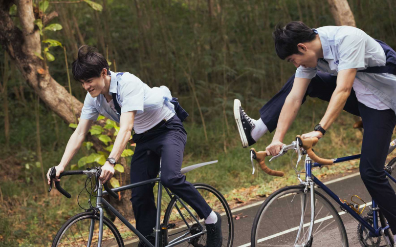 詹懷雲與邱以太飾演青春正盛的高中生，電影中一起騎腳踏車上學。