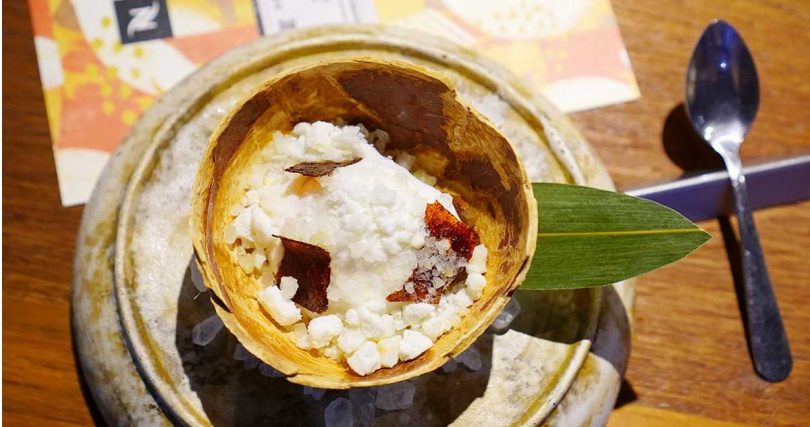 歐蘊薇特別將椰子殼打磨成容器，用於盛裝甜點「芒果青／椰子／烘烤咖啡糖片」，讓食材有更多循環利用的方式。