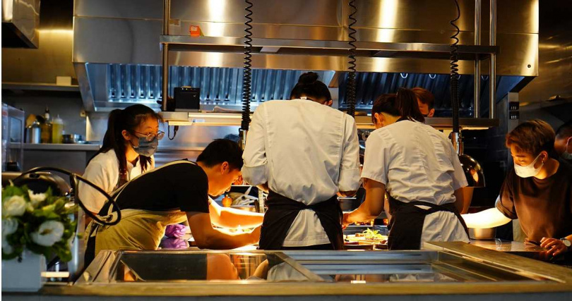 竹北餐廳Natural Studio擅長直火料理，客人可見開放式廚房的料理過程。