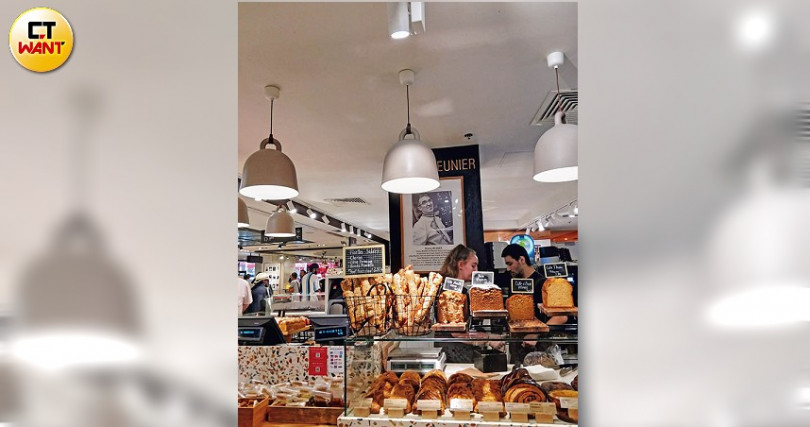拉法葉百貨美食館的一樓，匯集全法知名的甜點麵包師，方便遊客嘗遍名店美食。