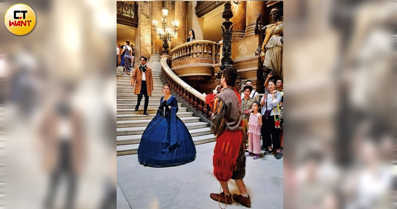 今年是法國皇家歌劇學院三五○周年，每逢假日會有古裝演員在巴黎歌劇院的主樓梯即興演出。