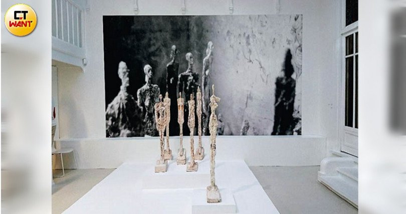 賈柯梅蒂博物館內有藝術家賈柯梅蒂大量的石膏作品，與生前使用的工作室原貌。