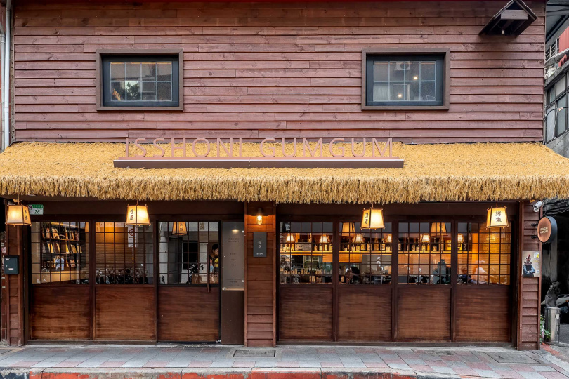 居酒屋外觀宛如日本街頭會出現的復古小舖，內裝也將逐步調整為近似昭和時期老喫茶店的風格。（圖／焦正德攝）