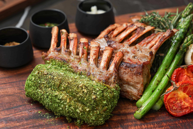 Robin_s Grill推出帶骨牛新品，以直火炭烤和法國傳統吉列羊排兩種料理手法呈現的紐西蘭犢牛帶骨牛排 Veal Bone-in Steak（圖／台北晶華酒店提供）