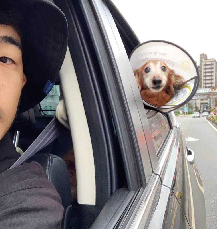 胡瑋杰經常開車帶Lucky出遊，還與牠留下可愛的車上同框照。（圖／胡瑋杰提供）