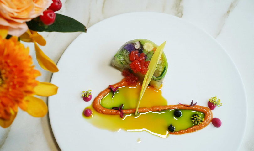 宛如盤中花園的「野菜」蔬菜凍，上頭點綴的是將西瓜榨汁、用分子料理手法做成的一顆顆晶球。