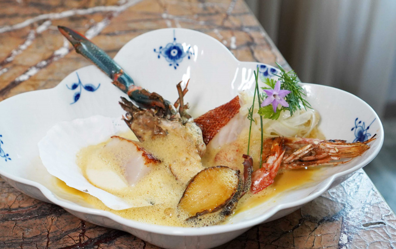 「馬賽魚湯」透過3種方式處理5種海鮮，包括「清蒸」澳洲螯蝦與鮮魚、「乾煎」扇貝與鮑魚，以及「火烤」天使紅蝦。