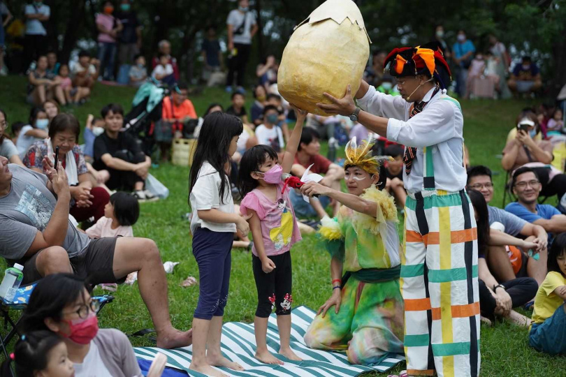 夏日狂歡祭還有市集和各種表演，把公園成為大小朋友的遊樂園。（圖／屏東縣府提供）