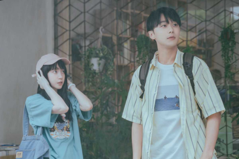 施柏宇（右）、程予希（左）在書店一見鍾情。（圖／阿榮影業提供）