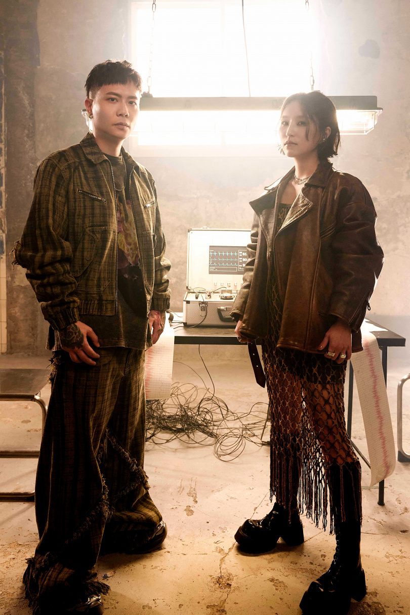 法蘭拍MV時與蕭秉治對戲氣勢十足。（圖／相信音樂提供）