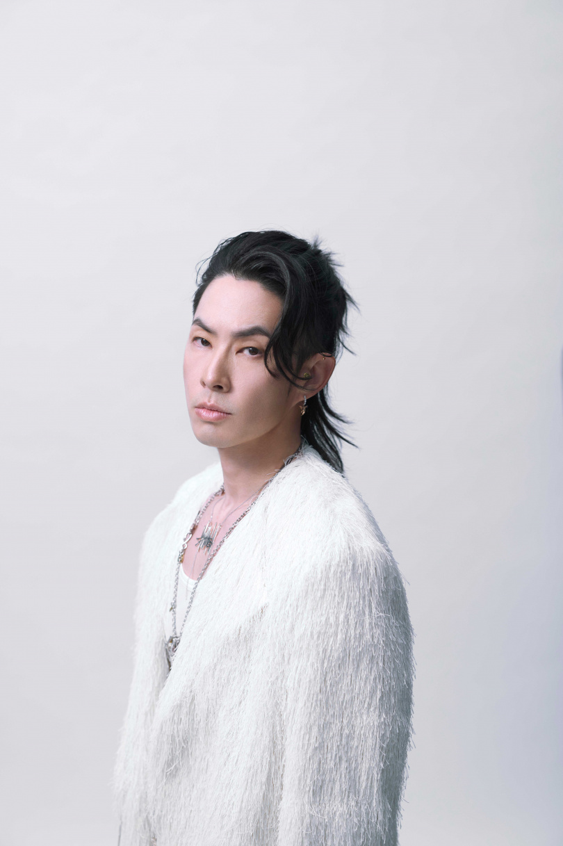 吳建豪只能趁坐車時吃茶葉蛋果腹。(圖/相信音樂提供)