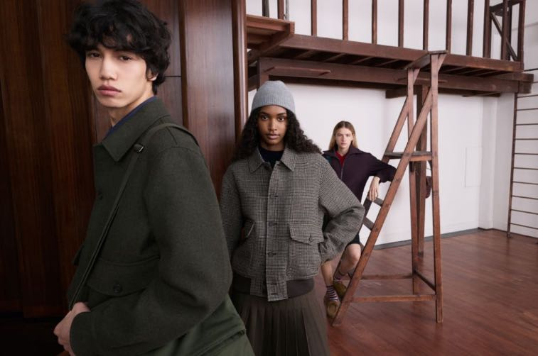 UNIQLO and JW ANDERSON2026秋冬系列,以短版外套、不對稱百褶裙與直筒牛仔褲重新演繹經典學院風。(圖/品牌提供)
