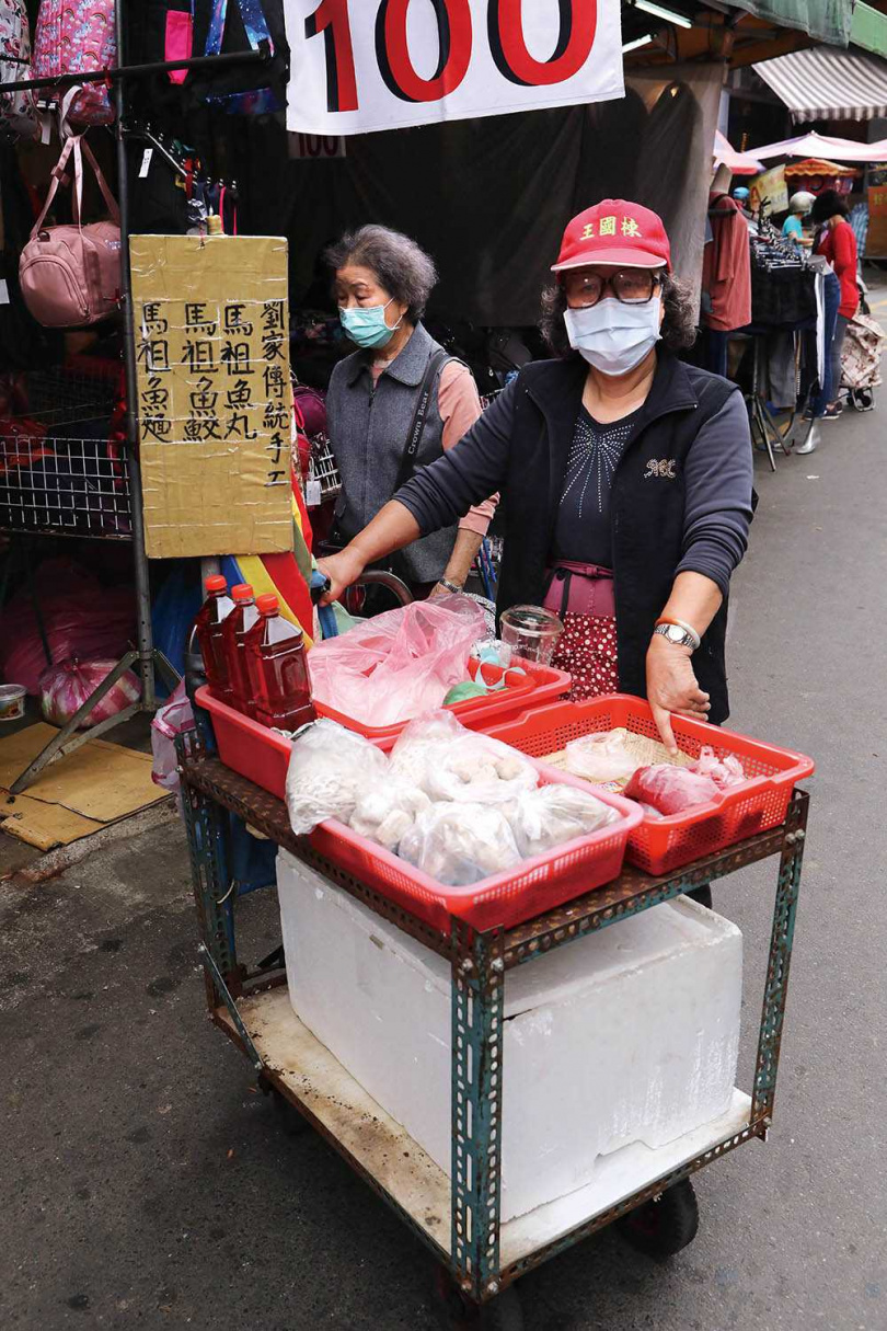 位在市場外最熱鬧交叉口的「劉家手工魚丸」時常售完收工。（圖／于魯光攝）