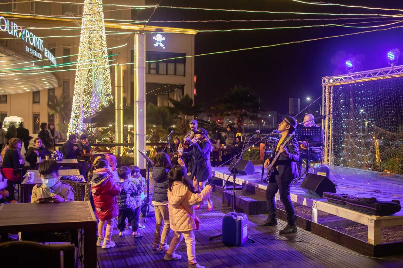 澎湖福朋喜來登聖誕市集，邀請國際樂團聖誕樂曲演唱。