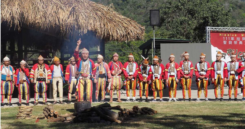 參加祭典時族人都需穿戴完整的傳統禮服進行祭儀。