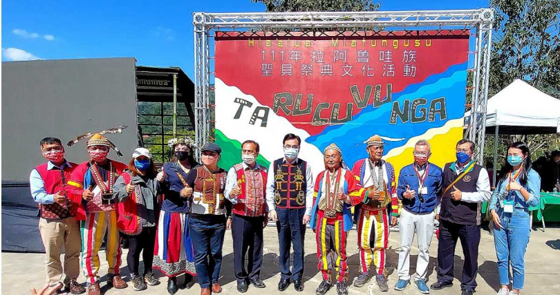 原民會主委夷將Icyang（左7）希望透過文化旅遊試辦計畫，讓大眾深入了解不同族群的祭儀與文化。