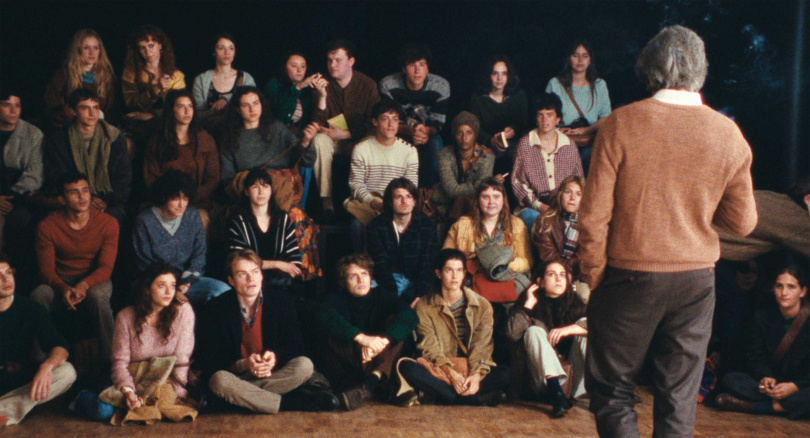 《正年輕》是導演華薇莉泰德奇在傳奇「阿蒙迪耶戲劇學院」上課的親身經歷。（圖／傳影提供）