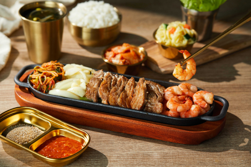《八色海陸雙饗》 是一道海鮮風味的「白飯武器」，以韓國家庭料理中最經典的《蒜味奶油蝦》方式呈現。