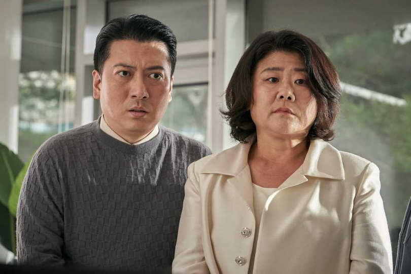《寄生上流》中扮演管家夫婦的朴明勳、李姃垠，此次飾演找姜棟元到家裡驅魔的有錢夫妻。（圖／車庫提供）