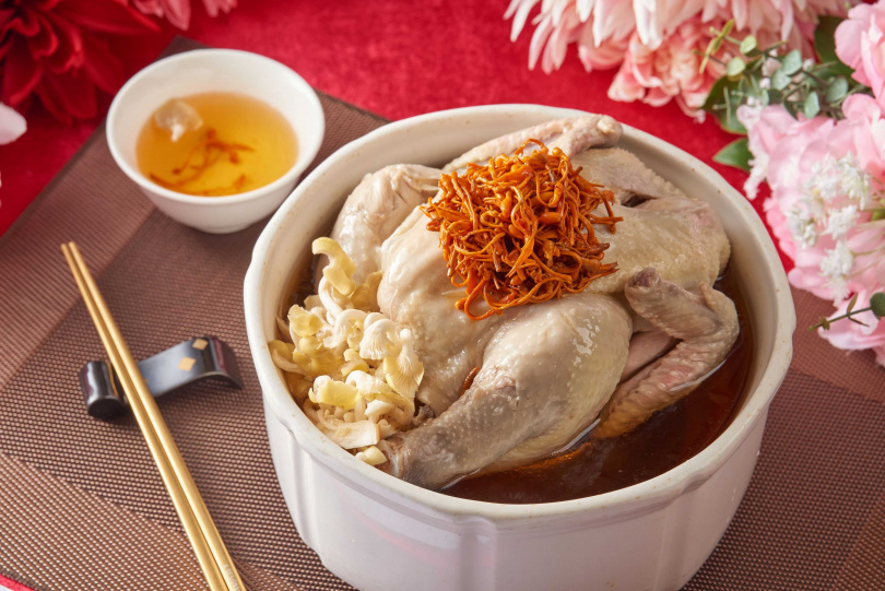 台北花園大酒店母親節盛宴由星級主廚帶領，金線蓮山藥燉雞盅以細膩的手法，搭配精準火候的掌控，更顯色香味俱全，令人垂涎三尺。