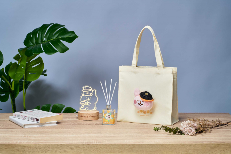 「高鐵聯名節慶限量禮盒」內含造型壓克力夜燈、粉紅兔兔玩偶帆布包及擴香。（圖／台灣高鐵提供）