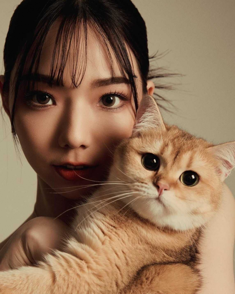 啾啾笑說自己是宅女,沒有工作時可以一個星期不出門,都在追劇、網購、陪貓玩。(圖/JKF提供)
