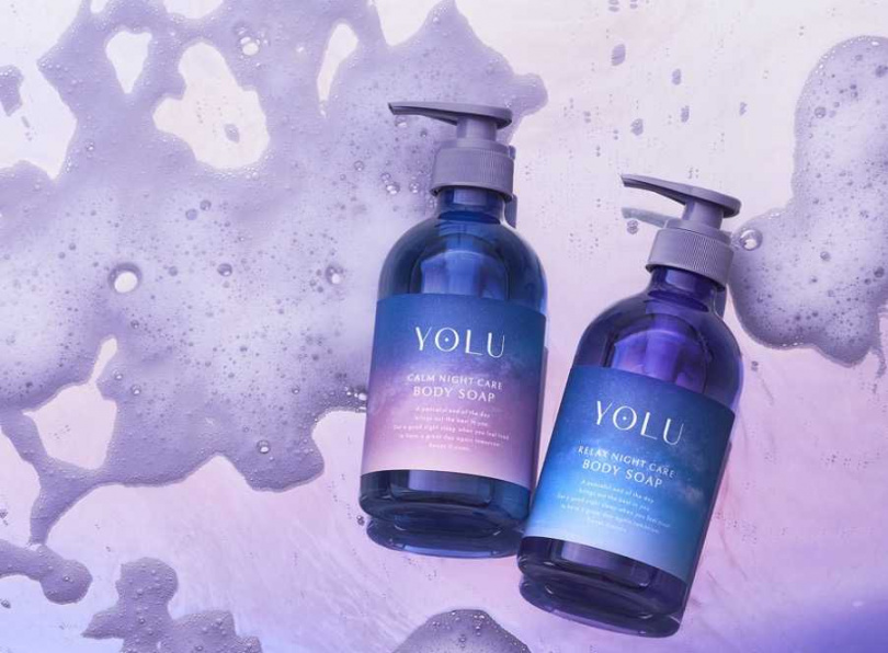 YOLU寧靜修護沐浴乳、YOLU舒緩修護沐浴乳 各440ml／390元  兩款沐浴乳皆以「濃密保濕×睡前香氛×美肌修護」為訴求，讓夜晚黃金時段的沐浴成為一種療癒儀式。（圖／品牌提供）
