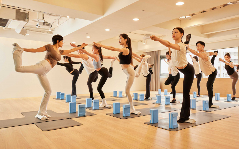 Ginyoga課程強調「起承轉合」透過十二經筋通道，強化身體柔軟度與肌肉線條，同時調節內在平衡。（圖／品牌提供）