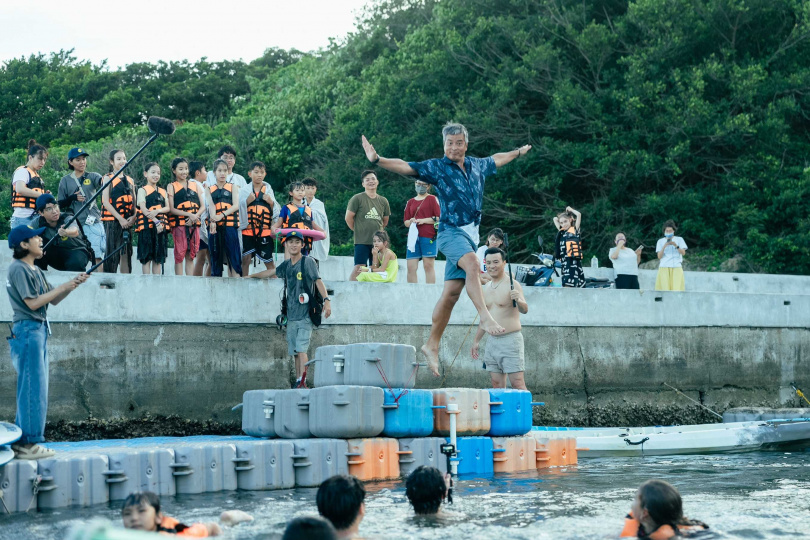 李銘順(中)搞笑以舞蹈姿勢跳港。(圖/公視提供)