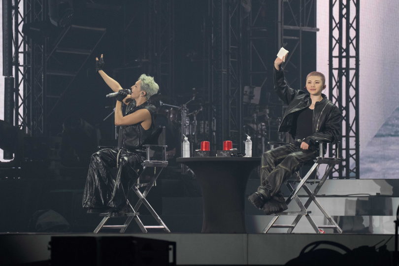 HOSHI（左）自曝行李箱糗事自嘲「小笨蛋」，WOOZI被爆時尚敏銳度不凡，連機能型T恤的細節設計都能侃侃而談。（圖／D-SHOW提供）